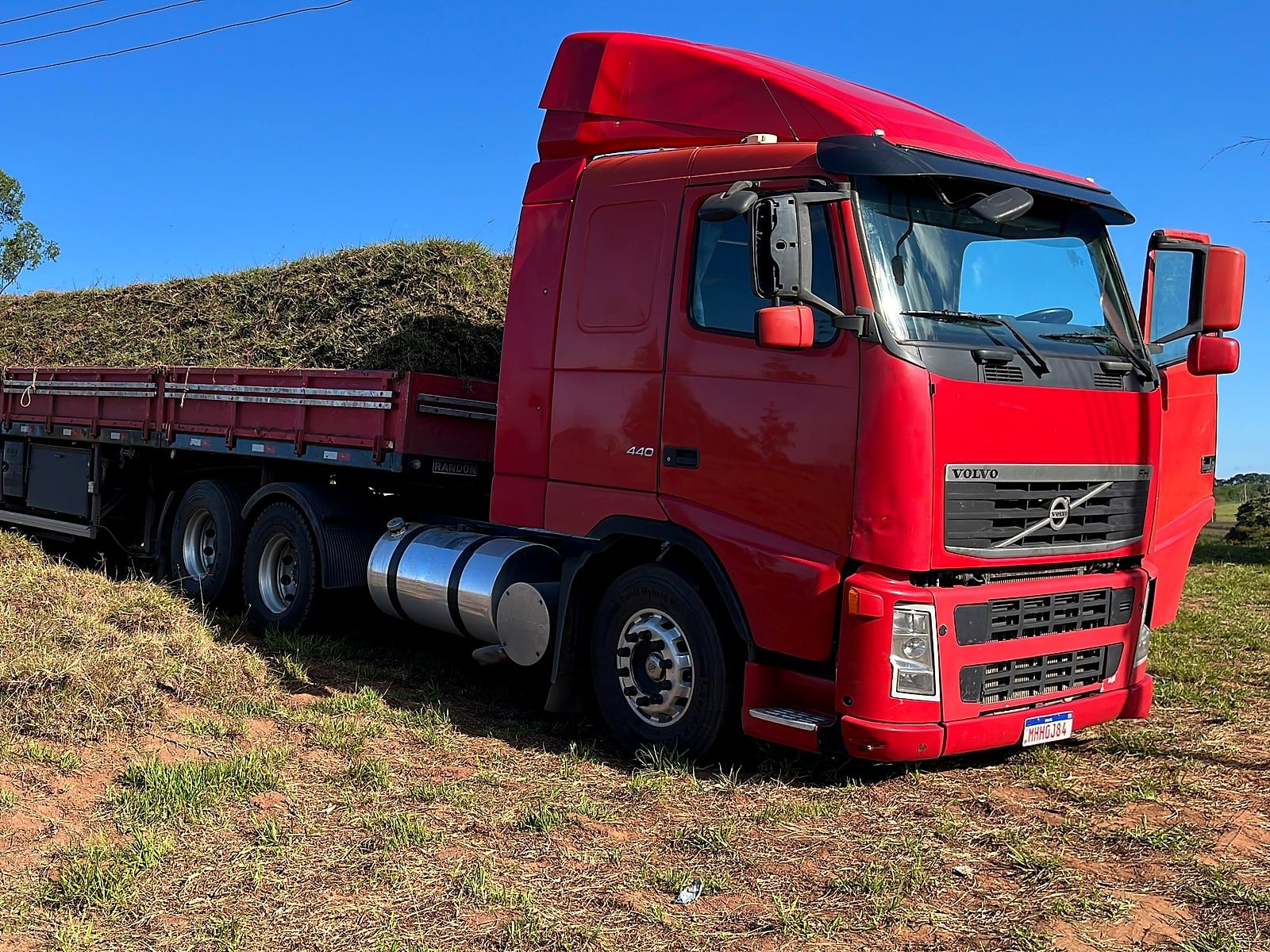 Carreta carregada com placas de Grama Batatais