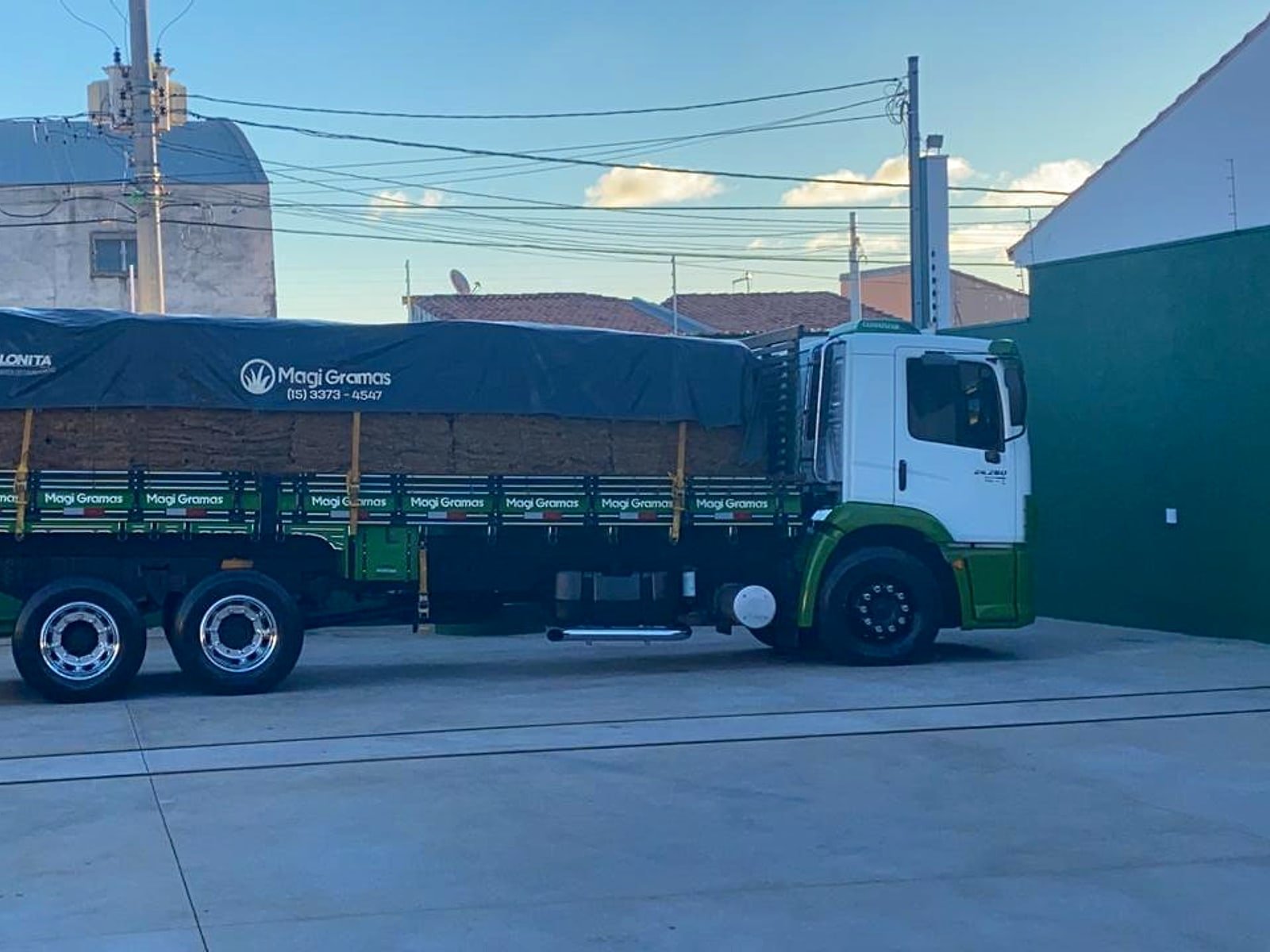 Caminhão Magigramas com placas de grama carregadas para entrega
