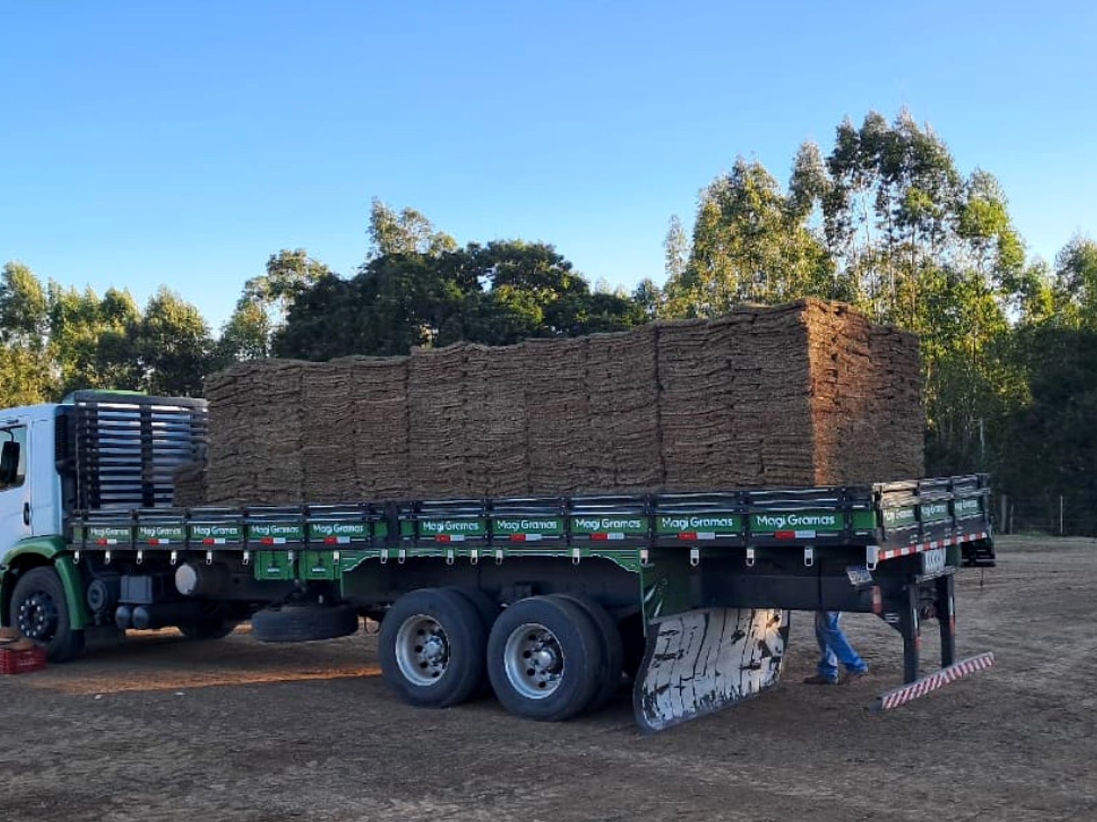 Caminhão Magigramas com placas de São Carlos Plus
